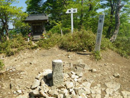 暑さに耐えながらなんとか後山山頂(1345m)に到着。ここだけはなにか祀られているぽいね