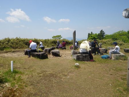 駒の尾山山頂へ戻ってくると朝とは違って人がたくさんいた。とりあえずここで大休憩をとることにして、ドローンを飛ばした