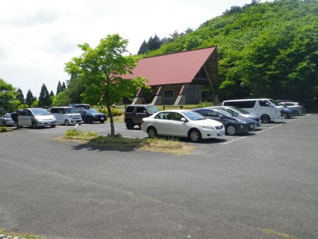 黒岩峠駐車場まで下ってきた。今回は暑さでバテバテになった登山だったけどお疲れ様でした