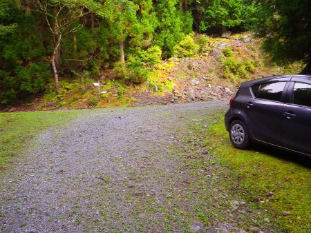 道標がある林道の分かれ道の路肩に車を駐車してスタートする