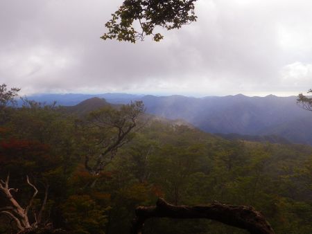 ガスがはけて山頂直下あたりから展望が見えてきた。ここから一気にガスがはけてきた