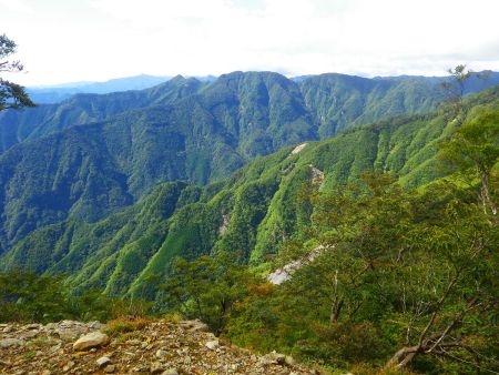 途中で西側の展望があったので撮影しておいた。何の山が見えてるのかわからないんだけどね