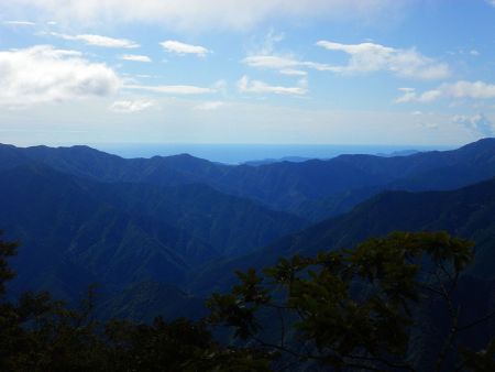 ズームして撮影したんだけど、向こう側に見えてるのは海なのかな！？見えてるとしたら熊野灘あたりかな