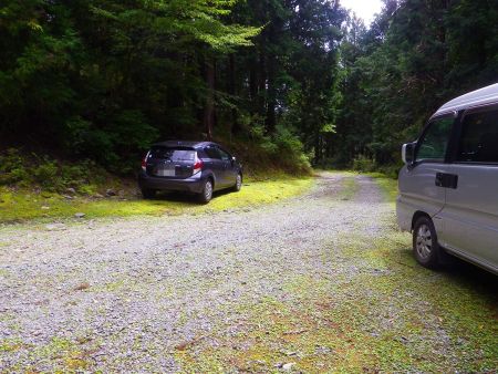 駐車ポイントまで戻ってきた。車がもう一台とめてあって、下山時にすれ違った登山者パーティーのものらしい。お疲れ様でした