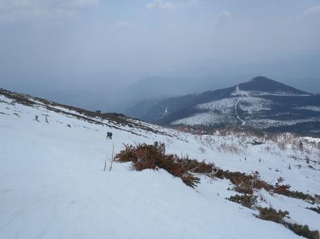 向かいのゴンドラ山頂の三笠山が下に見える