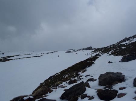 雲ってきた。王滝山頂が見えているがなかなかつかない