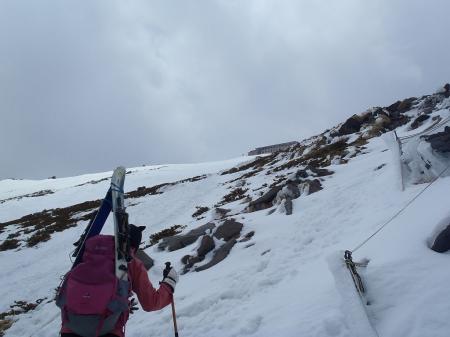 S嬢もスキー担ぐ