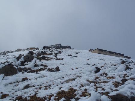 剣ヶ峰も見えているが遠い
