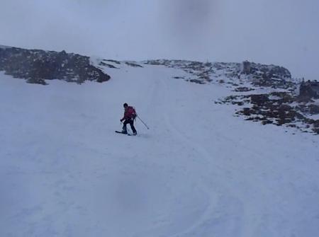 最後は降雪の中スキー滑走