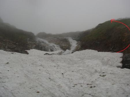 岩室の左側の沢のところ。岩室の急斜面の直登を防ぐため、この右側の尾根を登る