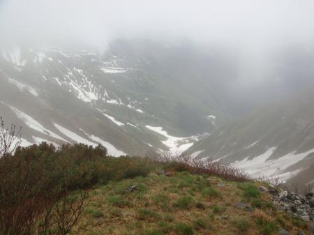 岩室の急斜面トップ付近に出て振り返るとガスがはけたときに大雪渓が見えた。休憩する場所がなかったのでここで大きく休憩