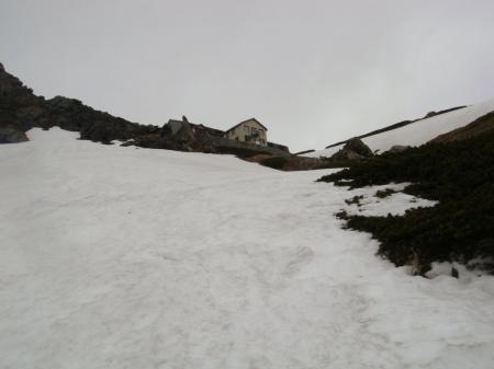 突風の中やっと頂上宿舎の手前。結局、標高150m登るのに1時間30分かかってしまった