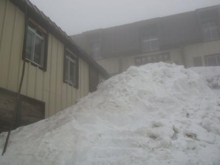 村営頂上宿舎に到着。またガスった。ここで風が治まらなければ一夜過ごすことも考えた