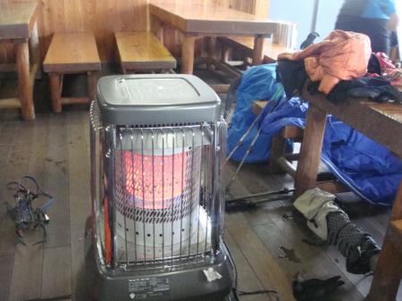 中に入ると暖かいストーブが！これは助かった。本日、一番目の客だったらしい