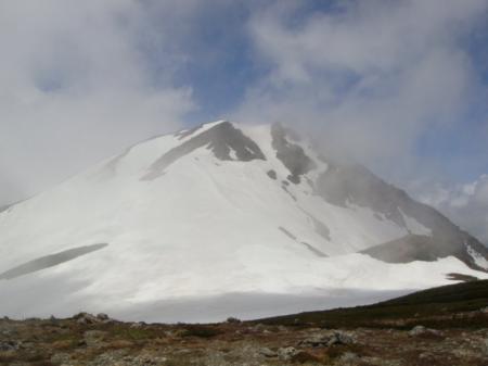 姿を現した旭岳