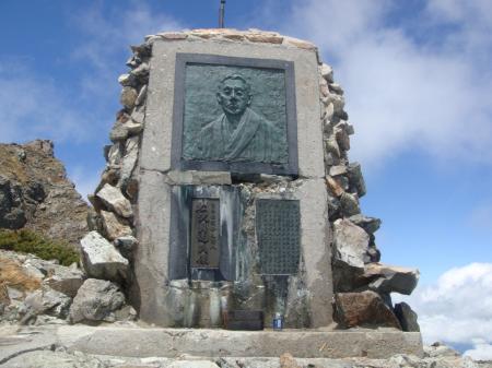 山頂直下にある松沢貞逸氏像