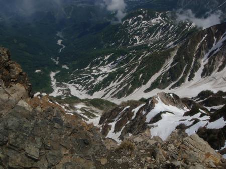 下に見える青いところが白馬尻。かなり登ってきたんだと実感
