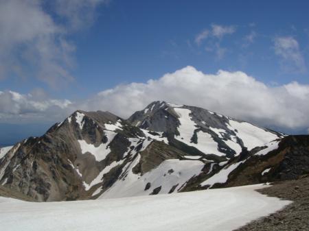 姿を現した杓子岳と鑓ケ岳