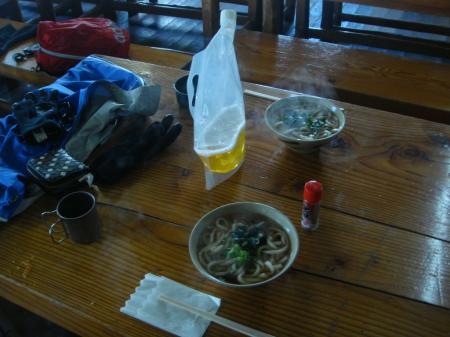 頂上宿舎に戻りうどん(600円)を食べたが、これがめちゃくちゃ美味かった！！