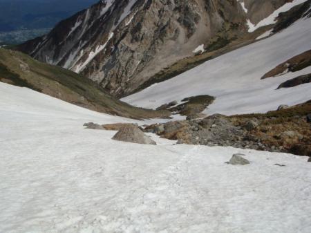 突風が心配だったので少し様子をみたが風が止んだのでスキーで滑走スタート。あのパーティーの横を滑っていってびっくりされた