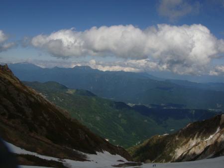東方面に左に雨飾山、右に高妻山が姿を現した