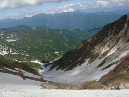 岩室の急斜面で滑落した人がいると聞いていたが、ちょうど岩室上部に倒れた人が見え、救助ヘリが来ていた