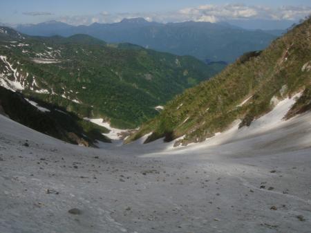 さあ、ここから大雪渓を滑走する
