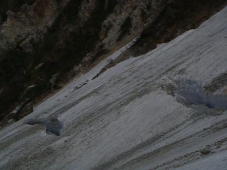 ズームしたがすごいクレバスがあった。落ちたらひとたまりもなさそう