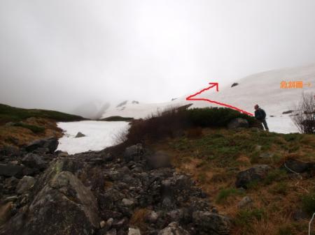 エスケープした尾根のトップ付近。頂上宿舎は右だが、急斜面なので左に登ってからトラバースする