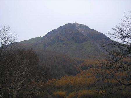 秋の焼岳を望む