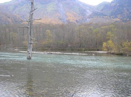 梓川は昔汚かったらしいけど、今はブルーになってるところもあって綺麗