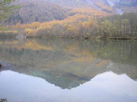 大正池にうつる焼岳。天気はまずまずだけど水面にちゃんとうつっていた