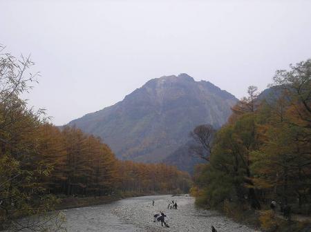 焼岳のほうを見てみる。いつかこれも登ってみたい