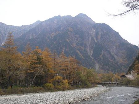 こっちは霞沢岳かな。なんとなくキツそうな山にも感じられるけどね
