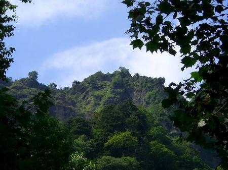 こっちのほうの岩肌むき出しの山もいい感じ