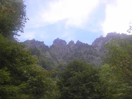 岩がギザギザになってるけど、あそこ歩くの大変そう。でもいつか登ってみたい