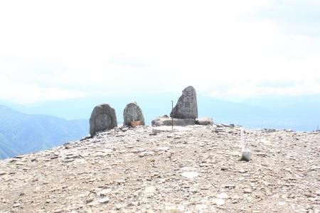 王ヶ頭(2043m)に到着