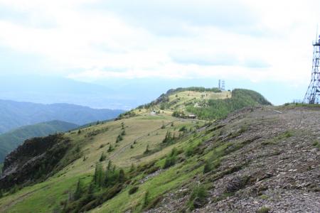 続いて向こうの電波塔のところにある王ヶ鼻を目指す