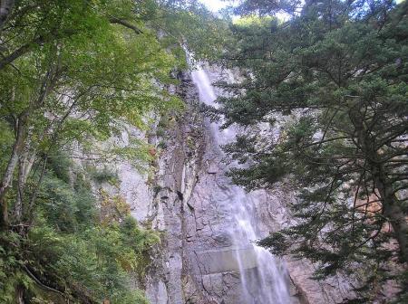 不動滝の直下に行ってみた。落差がすごいのと凄まじい勢いで流れる水