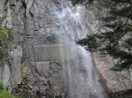 岩が平らになってるところは流れる水で形成されたものなんだろうね