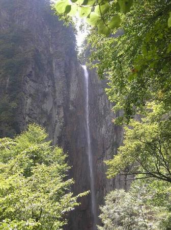 こっちは権現滝だけど真下までは行けない