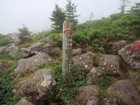 道標があった。もちろん梵天岩のほうへ向かう
