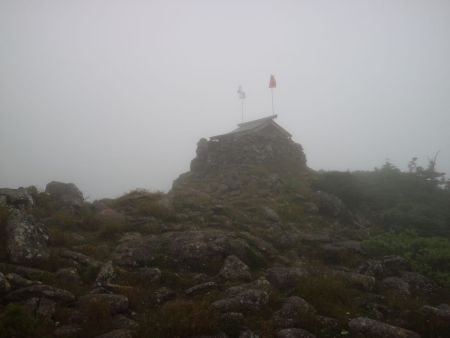 ここで間違って天狗岩のほうへ来てしまった。少し戻ってルートを確認すると道があった