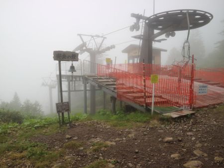 北望台まで戻ってきた。当然、時間的にもリフトの営業時間は終了していたので歩いて下る