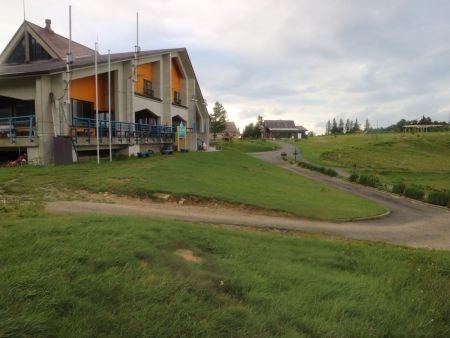 ロープウェイの天元台高原駅まで下ってきた。ここからは林道歩きになるが少し休憩した