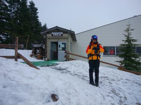 西穂高口駅に到着してスタート。外は雨はやんでいたもののガスガス。これがはけるのか！？