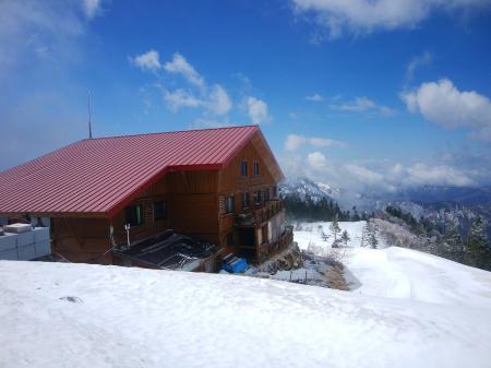 西穂山荘に到着。時間的にはそこまでかからなかったが、急登で疲れたのでここで一休みする