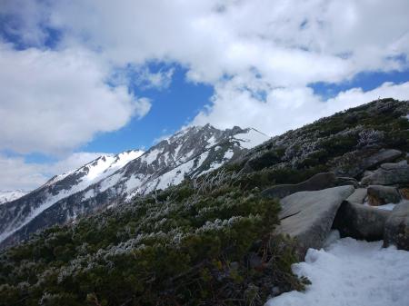 3つのピークが見えるけど遠い。ここから風が一段と強くなり歩きにくくなる