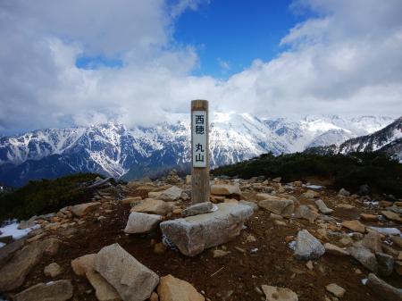 途中にあった西穂丸山。ここからも景色はいいがさらに上を目指す