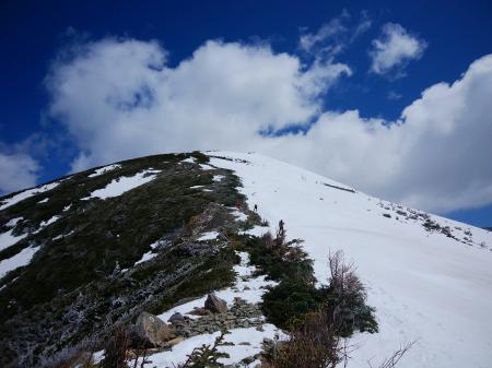 見えてるけどなかなか着かない感じ。空気は薄いし息切れも激しくなる